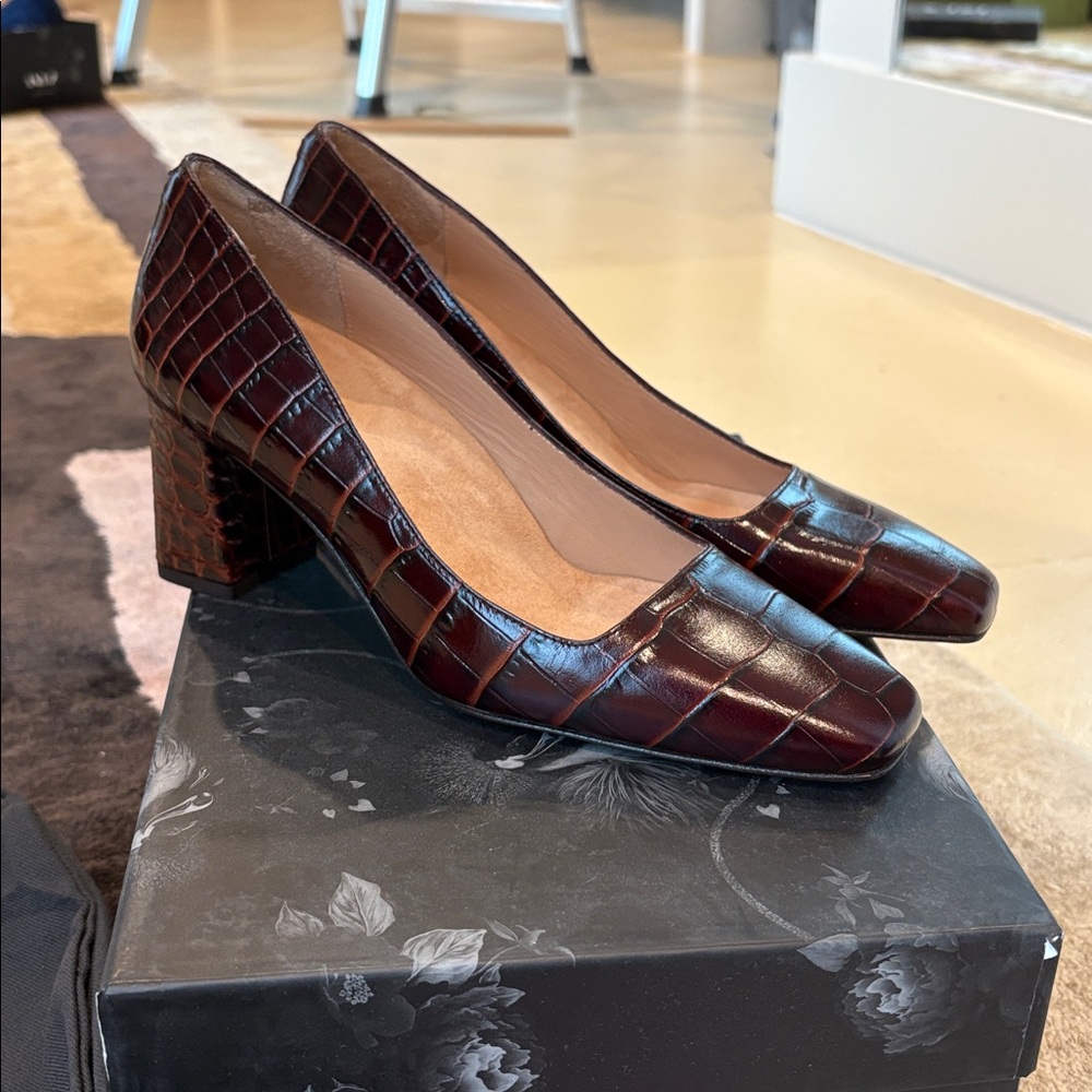 NWTs Inez Clara Pumps in Moka